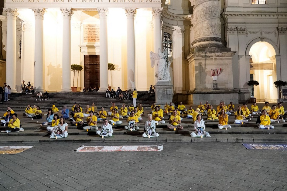 Mahnwache in vor der Karlskirche in Wien